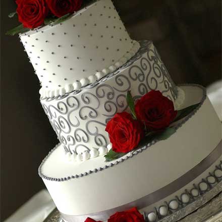 El pastel de boda también puede estar decorado en estos colores. Los 